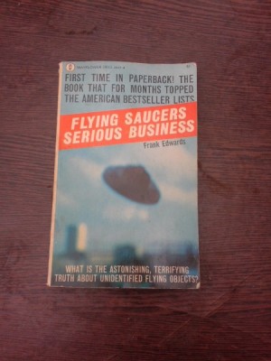 Flying saucers, serious business - Frank Edwards (carte in limba engleza) foto