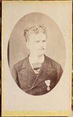 FOTOGRAFIE VECHE PE SUPORT CARTON SEMNATA SI DATATA IUNIE 1879, TANAR DECORAT foto