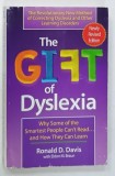 THE GIFT OF DYSLEXIA , THE REVOLUTIONARY NEW METHOD OF CORRECTING DYSLEXIA ....by RONALD D. DAVIS , 1997, PREZINTA URME DE UZURA SI DE INDOIRE *