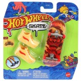 Set mini placa skateboard cu pantofi, Hot Wheels, Fiery Trickster, HVJ89