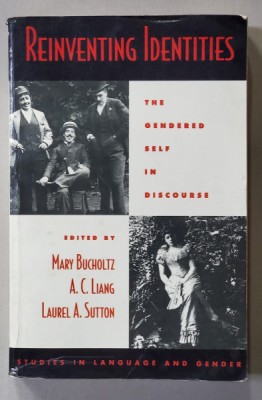 REINVENTING IDENTITIES - THE GENDERED SELF IN DISCOURS by MARY BUCHOLTZ ...LAUREL A . SUTTON , 1999 foto