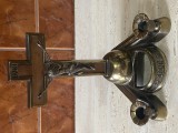 Crucifix vechi din alamă și lemn