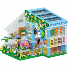 Set de constructie cu 608 piese din plastic, model casuta cu flori, multicolor, ideal pentru pasionatii de arhitectura, copii peste 6 ani si adulti