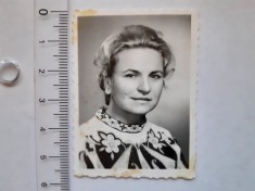 Fotografie cu t&acirc;nără &icirc;n costum popular 5