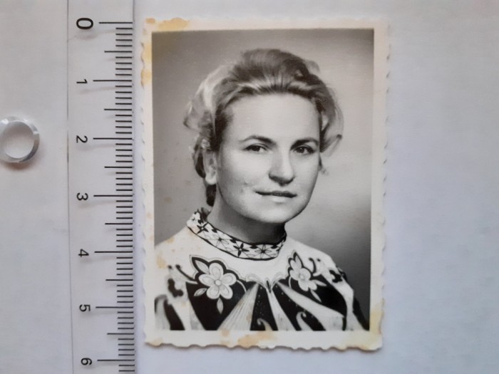 Fotografie cu t&acirc;nără &icirc;n costum popular 5