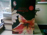 HOTELUL ALB - D.M. THOMAS