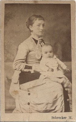 M1296N Cornelia Brediceanu născută Rădulescu cu fiul ei, Caius Brediceanu, studio Schrecker M, Budapest foto