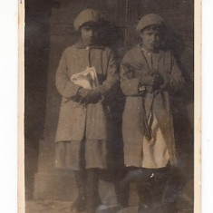 M1 G 13 - FOTO - Fotografie foarte veche - doua surori - anii 1930