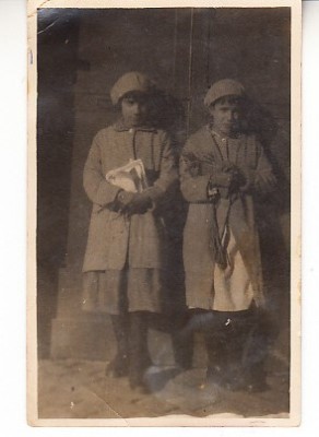 M1 G 13 - FOTO - Fotografie foarte veche - doua surori - anii 1930 foto
