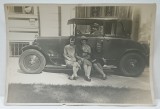 TREI TINERE POZAND LANGA UN AUTOMOBIL DE EPOCA , FOTOGRAFIE , ANII ' 20