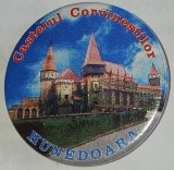 CY - Insigna din tabla emailata "Castelul Corvinestilor (Corvinilor, Huniazilor) Hunedoara" / D: 3 cm 3,50 g Stare! / RARA