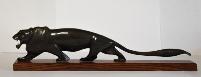 Leu sculptat in corn de animal - statueta pe suport de lemn - Art Deco foto