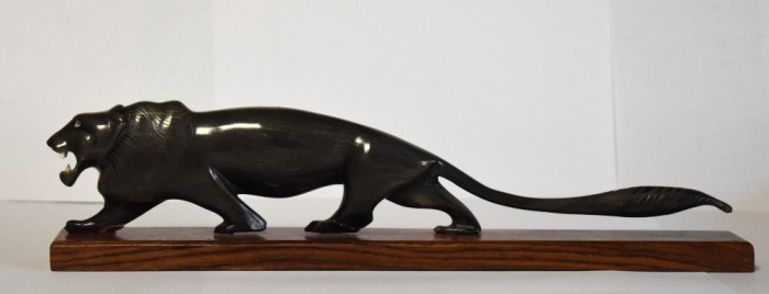 Leu sculptat in corn de animal - statueta pe suport de lemn - Art Deco