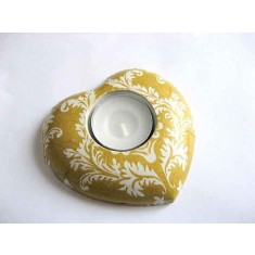 Suport in forma de inima ornamente galbene pe fundal galben, suport lumanare ipsos 21066