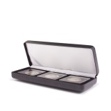 Leuchtturm Nobile &ndash; o casetă de prezentare elegantă pentru 3 monede cu diametrul de p&acirc;nă la 50 mm.