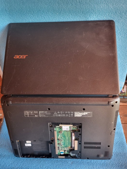 laptop ACER Aspire ES1-432 series - incomplet - de piese -