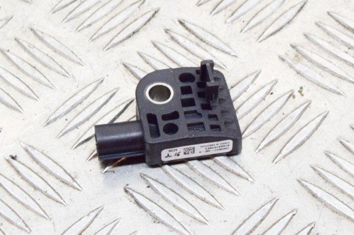 Senzor de impact dreapta față TESLA MODEL S 2014 OEM: 1009017-00-A 11609453