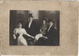 A3469N Domni cu joben, studio Fotoglob J T&ouml;r&ouml;k, Brăila