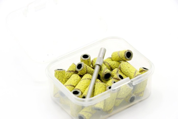 Set de capace &icirc;ntr-o cutie 30 buc, culoare galbenă