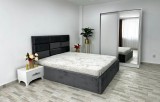 Set Dormitor Roma Gri/Alb cu pat matrimonial tapitat stofa Dressing 2 usi glisante cu oglinda Noptiere Viena