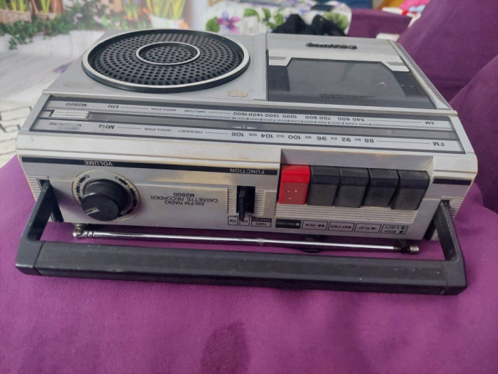 radio casetofon Recorder Sanyo M2800F,radiocasetofon vechi de colectie Nefunctio