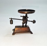 Cumpara ieftin Miniatura ascutitoare de creioane balanta cantar metal bronz