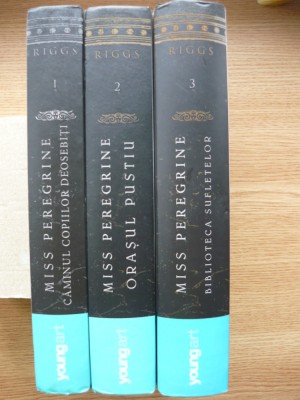 RANSOM RIGGS - MISS PEREGRINE - 3 volume ( CAMINUL COPIILOR DEOSEBITI / ORASUL PUSTIU / BIBLIOTECA SUFLETELOR ) - 2015 - 2016 foto