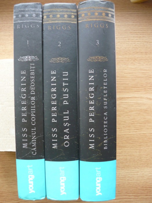 RANSOM RIGGS - MISS PEREGRINE - 3 volume ( CAMINUL COPIILOR DEOSEBITI / ORASUL PUSTIU / BIBLIOTECA SUFLETELOR ) - 2015 - 2016