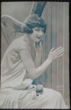 Fotografie tip Carte Postala, Tanara cantand la harpa, 1928