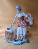 Fata, cara apa - produs vechi romanesc, anii 1970, era socialista, bibelou vechi, ceramica portelan, piesa superba