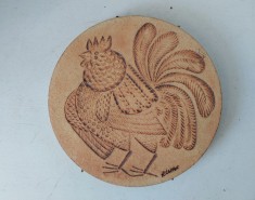Placa ceramica decorativa cu cocos, semnata Roger Capron, VALLAURIS Franta, anii 60, vintage, cu suport pentru agatare, 18cm diametru, arta ceramica