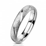 Bandă de oțel &icirc;ntr-o culoare argintie - crestături netede diagonale, 4 mm - Marime inel: 70