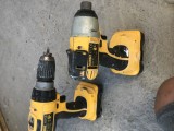 V&acirc;nd doua bormașini dewalt