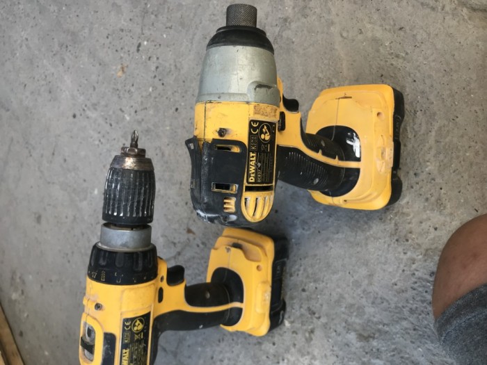 V&acirc;nd doua bormașini dewalt