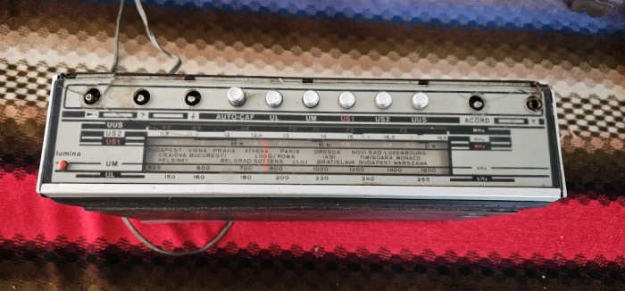 RADIO PORTABIL GLORIA . NU FUNCTIONEAZA , NU CUNOSC CAUZA .