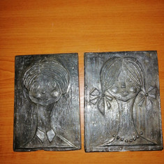 Pereche placa metalica gravata gravura portret relief mama si fiica fata
