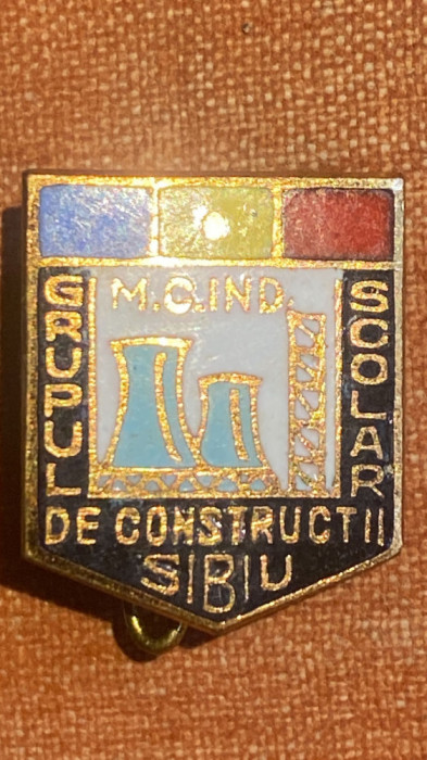 GRUPUL SCOLAR DE CONSTRUCTII SIBIU,INSIGNA VECHE DE COLECTIE per.COMUNISM