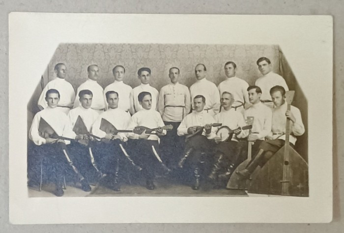 ORCHESTRA POPULARA RUSA CU INSTRUMENTE , FOTOGRAFIE DE GRUP , FORMAT CARTE POSTALA , INTERBELICA