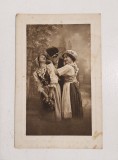 Carte postala / vedere veche (anii 50) necirculata, nescrisa, print alb-negru, tarani tineri, port popular, Scena rurala, Made in Austria, Circulata, Printata