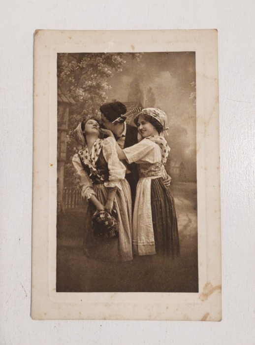 Carte postala / vedere veche (anii 50) necirculata, nescrisa, print alb-negru, tarani tineri, port popular, Scena rurala, Made in Austria