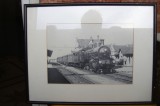 FOTOGRAFIE VECHE CAILE FERATE ROMANE LOCOMOTIVA IN GARA CU RAMA SI GEAM, Necirculata, Printata