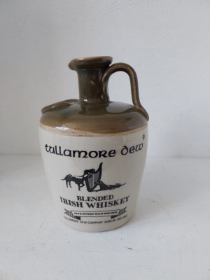 Vas ceramic vintage Tullamore Dew Uisge Baugh Blended Irish Whiskey Dublin Ireland (gol) foto