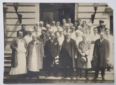 PROFESORUL DR. FICHERA , PROFESORUL DR. C. DANIEL SI ALTI DOCTORI , IN FATA SPITALULUI COLTEA , 1933 foto