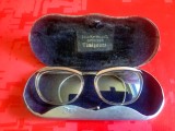 9326-Ochelari vechi colectie cutie Alex Kecskemety Timisoara cu sistem arc din metal si rama bachelita perioada interbelica. stare buna.