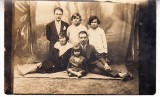 M1 F33 - FOTO - fotografie foarte veche - grup de tineri - anii 1930