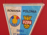 Fanion meci fotbal (de colectie cu autografe originale) ROMANIA-POLONIA 27.03.1985 (dimensiuni 32x22 cm)
