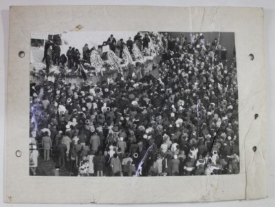 DEPUNERE DE COROANE IN MEMORIA VICTIMELOR REVOUTIEI DIN 1989 , FOTOGRAFIE DE GRUP , 1990 foto