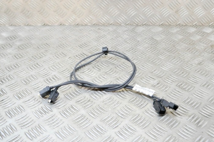 Port USB/AUX-In TESLA MODEL S 2016 OEM: 1004815-08-B 14697547