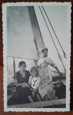 Fotografie, familie in barca cu panze, Constanta 1932 foto