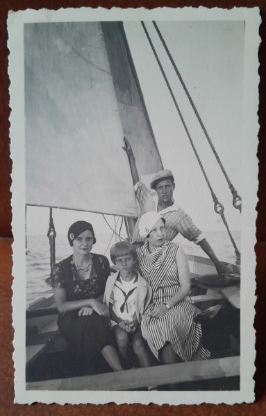 Fotografie, familie in barca cu panze, Constanta 1932